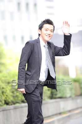 素材 人物タクシーを待つ男性