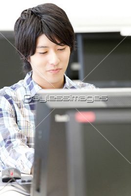 素材 人物PCを操作する男子大学生