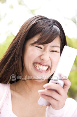 素材 人物メールを確認する女性
