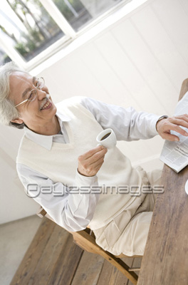 素材 人物コーヒーを飲むシニア男性