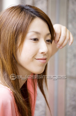 素材 人物ウィンドーショッピングをしている女性