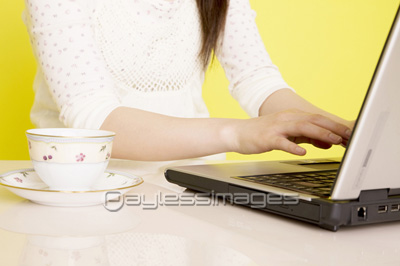 素材 人物ノートパソコンをする女性