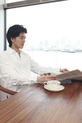 素材 人物新聞を読む男性
