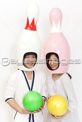 素材 人物被り物をかぶって微笑む男女