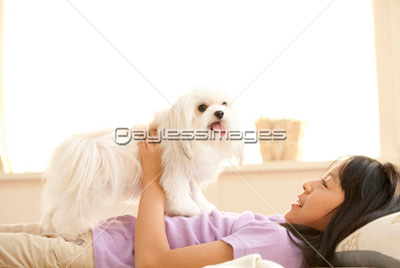 素材 人物チワマルと寝転がる笑顔の女の子