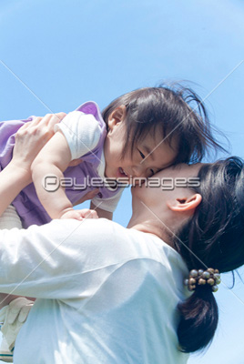 素材 人物母親に抱っこされる女の子