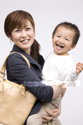 素材 人物子供を抱く女性