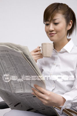 素材 人物コーヒーを飲む女性