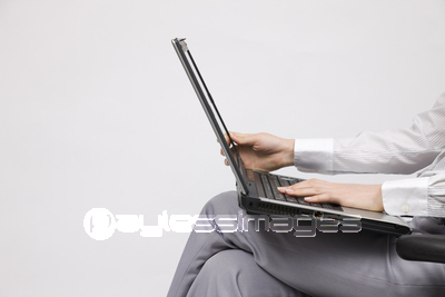 素材 人物パソコンをする女性