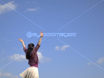 素材 人物両手を上げる女性