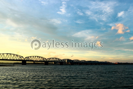 素材 夕暮れの空と吉野川橋