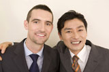 肩を組む日本人ビジネスマンとアメリカ人ビジネスマン