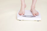 体重を確認する女性の足元